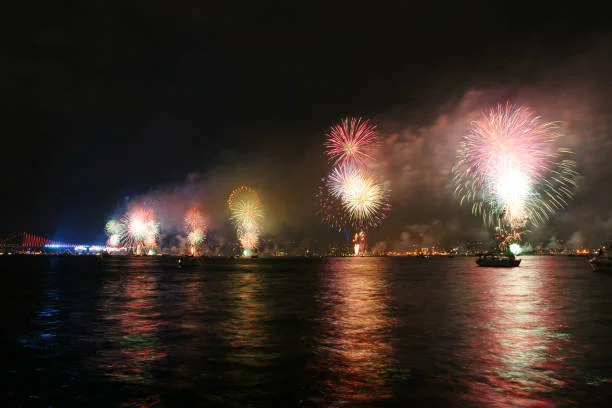Teknede Yılbaşı Akşamı: Özel Menü, Sınırsız İçecek ve Boğaz’da Sofistike Bir Atmosfer
